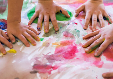 Nærbilde av barn som leker med maling